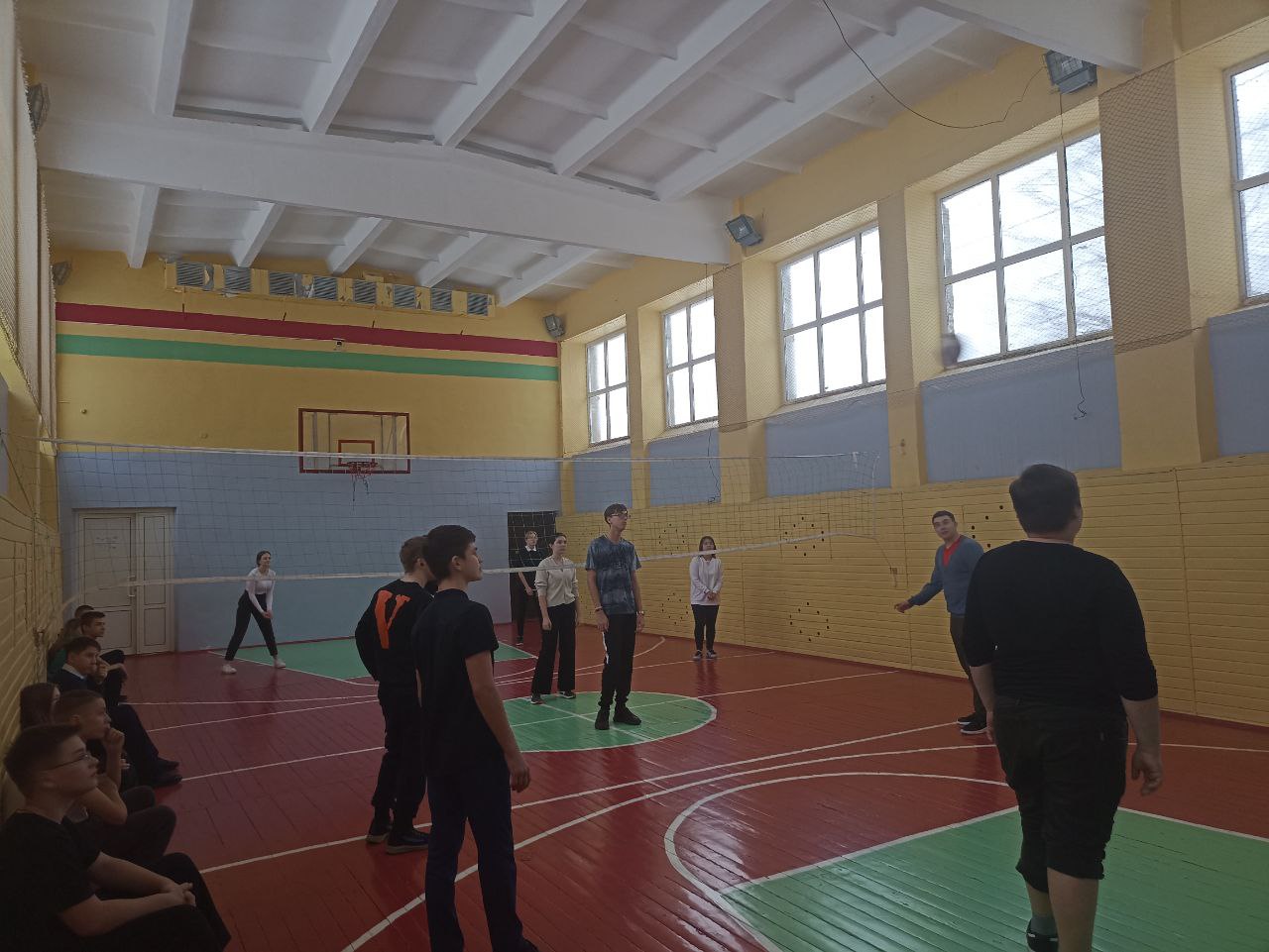 В ШСК прошла тренировка по игре волейбол.