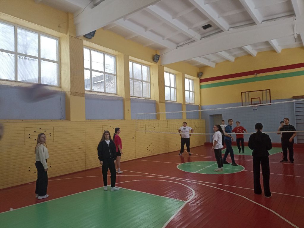 В школьном спортивном клубе прошли соревнования по волейболу.