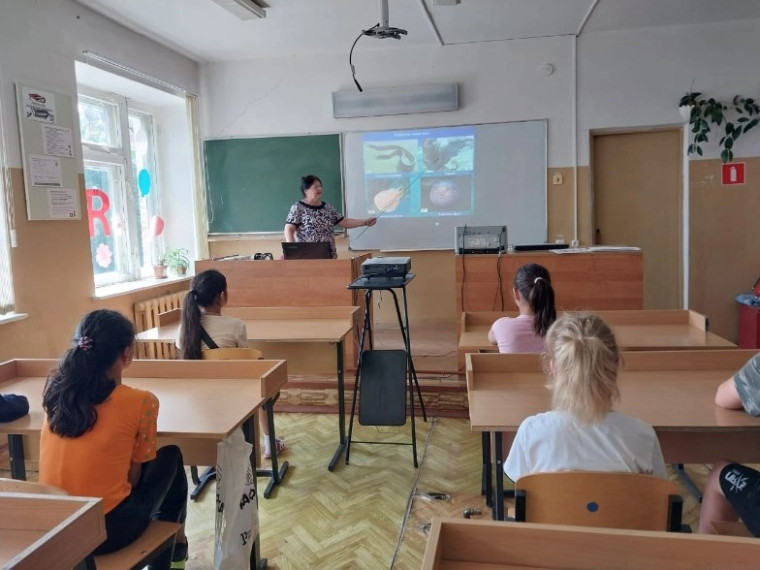 Утро в лагере "Дружба" началось с построения, поднятия флага и исполнения гимна РФ..