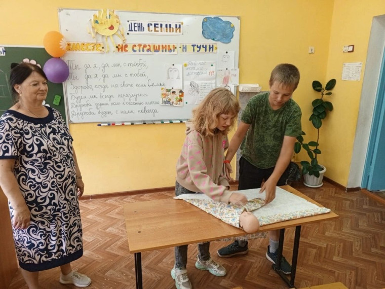 24 июня в оздоровительном лагере прошел праздник - "Вместе не страшны и тучи" , посвященный Году Семьи.