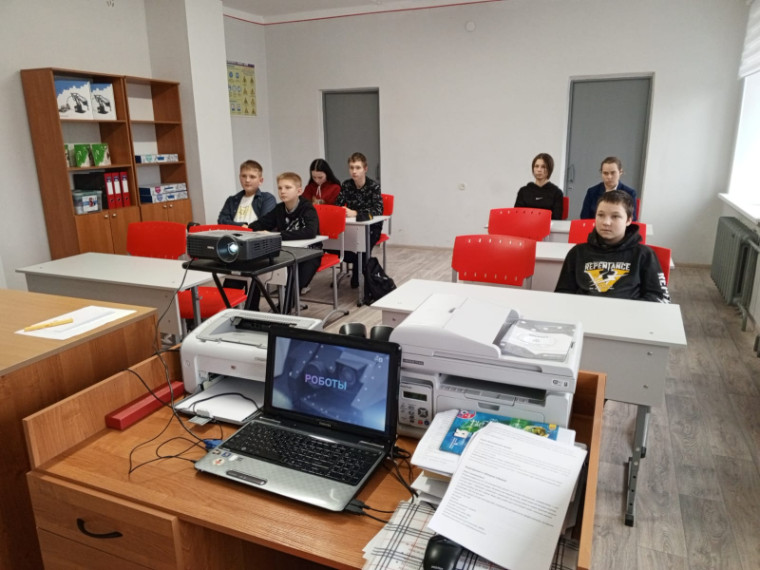 7 ноября, в рамках внеурочной деятельности "Россия-мои горизонты" прошёл урок по теме "Отраслевое занятие "Россия безопасная: полиция, противопожарная служба, служба спасения, охрана".