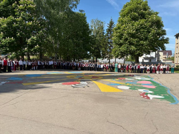 Сегодня в нашей школе состоялась итоговая линейка, посвящённая завершению 2024–2025 учебного года..