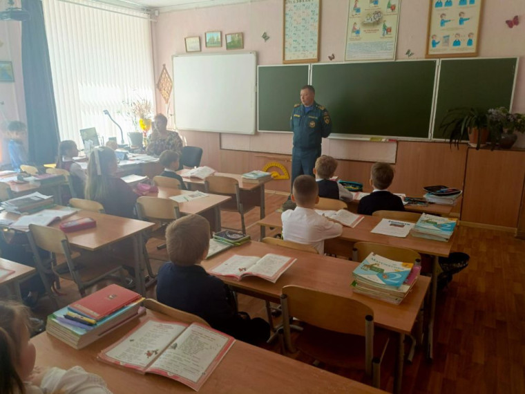 В преддверии летних каникул инспекторы МЧС провели с обучающимися школы беседы о безопасности на водоёмах..