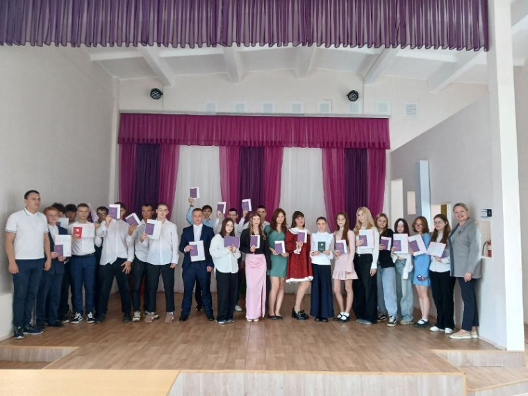 Сегодня в нашей школе прошло торжественное мероприятие, посвященное вручению аттестатов об основном общем образовании выпускникам 9-х классов 2025 года.